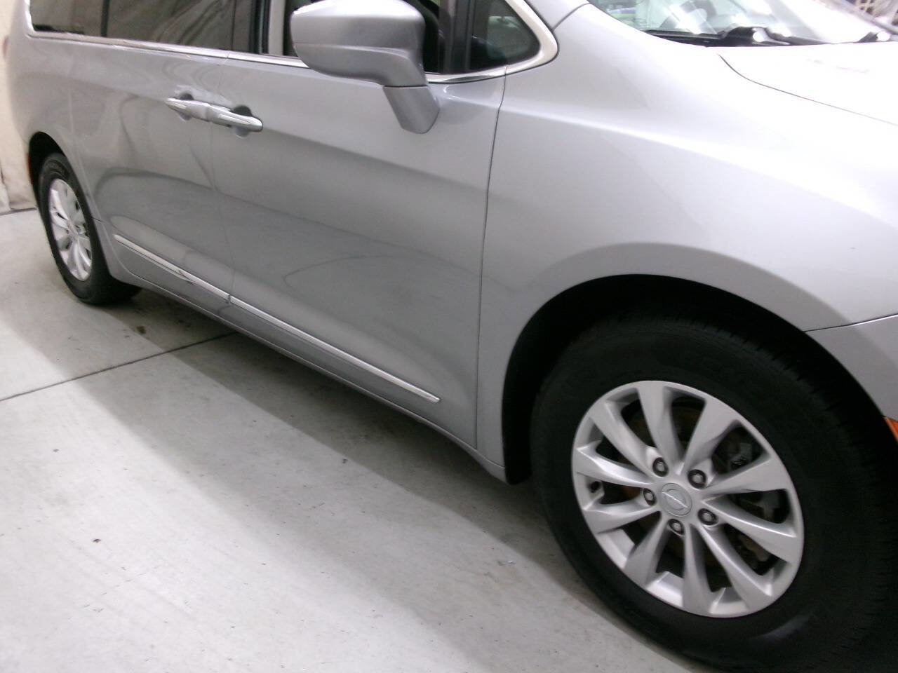 Used 2017 Chrysler Pacifica Touring-L image 8