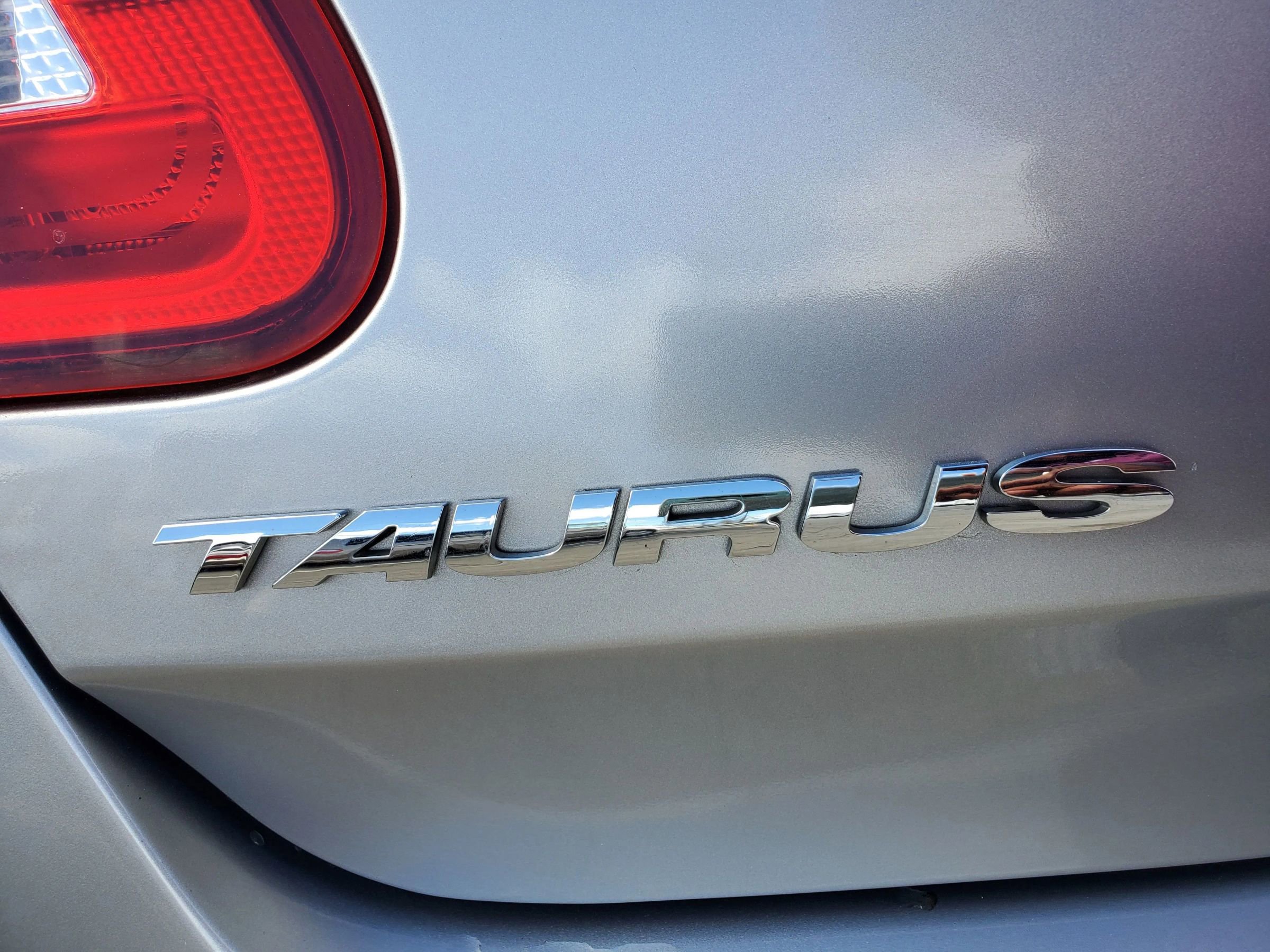 Used 2010 Ford Taurus SEL image 6