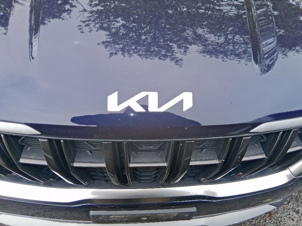 Used 2023 Kia Carnival LX FWD image 9