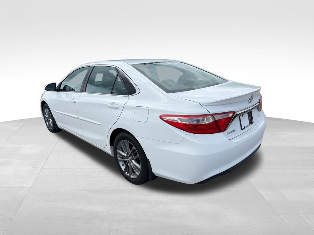 Used 2017 Toyota Camry SE w/ Moonroof Package FWD image 5