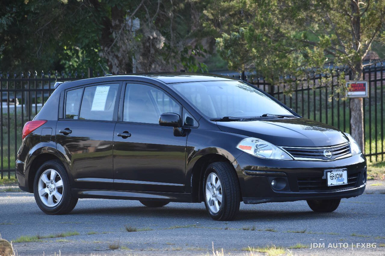 Used 2011 Nissan Versa Hatchback w/ Navigation/Satellite Pkg FWD image 4