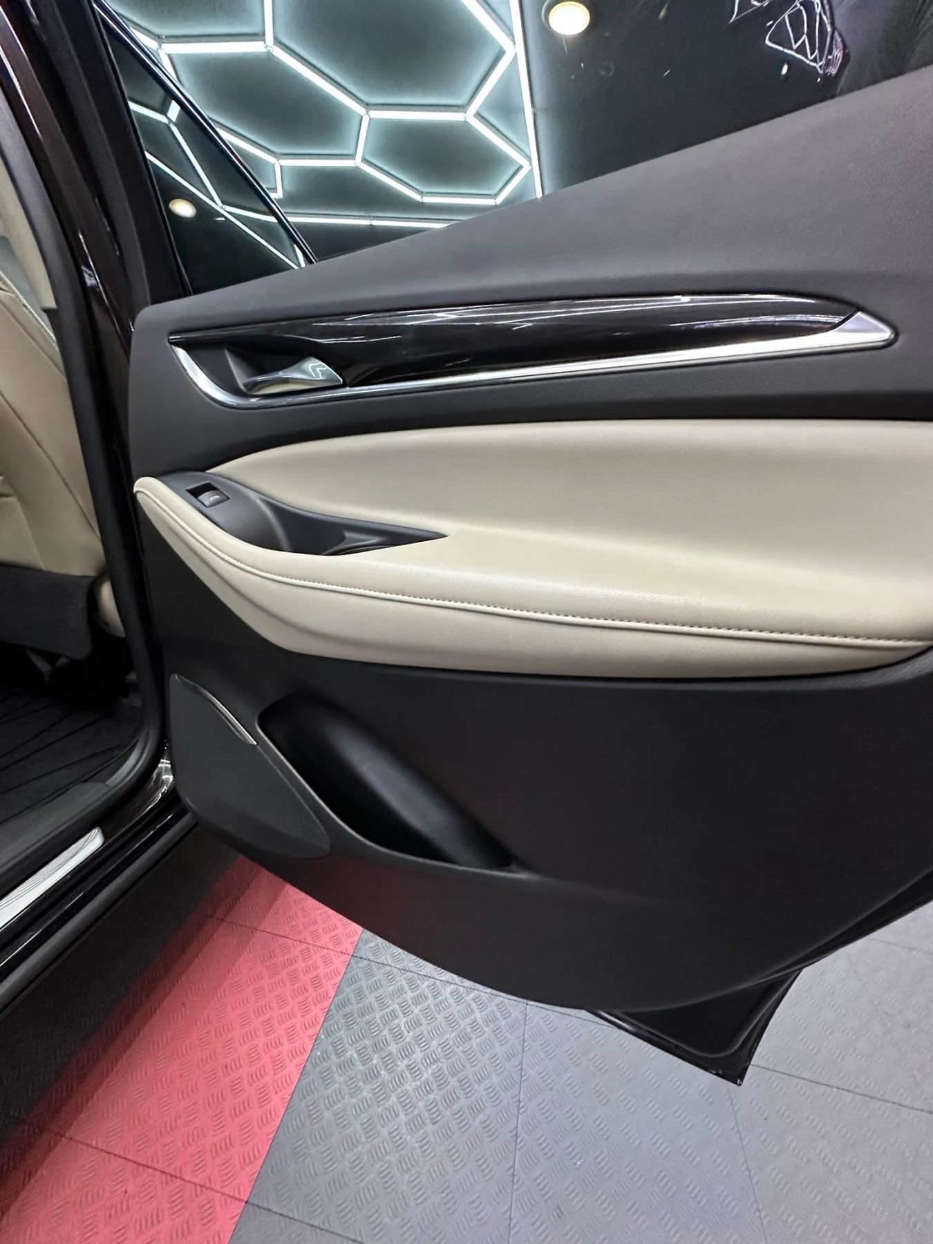 Used 2018 Buick Enclave Essence FWD image 27