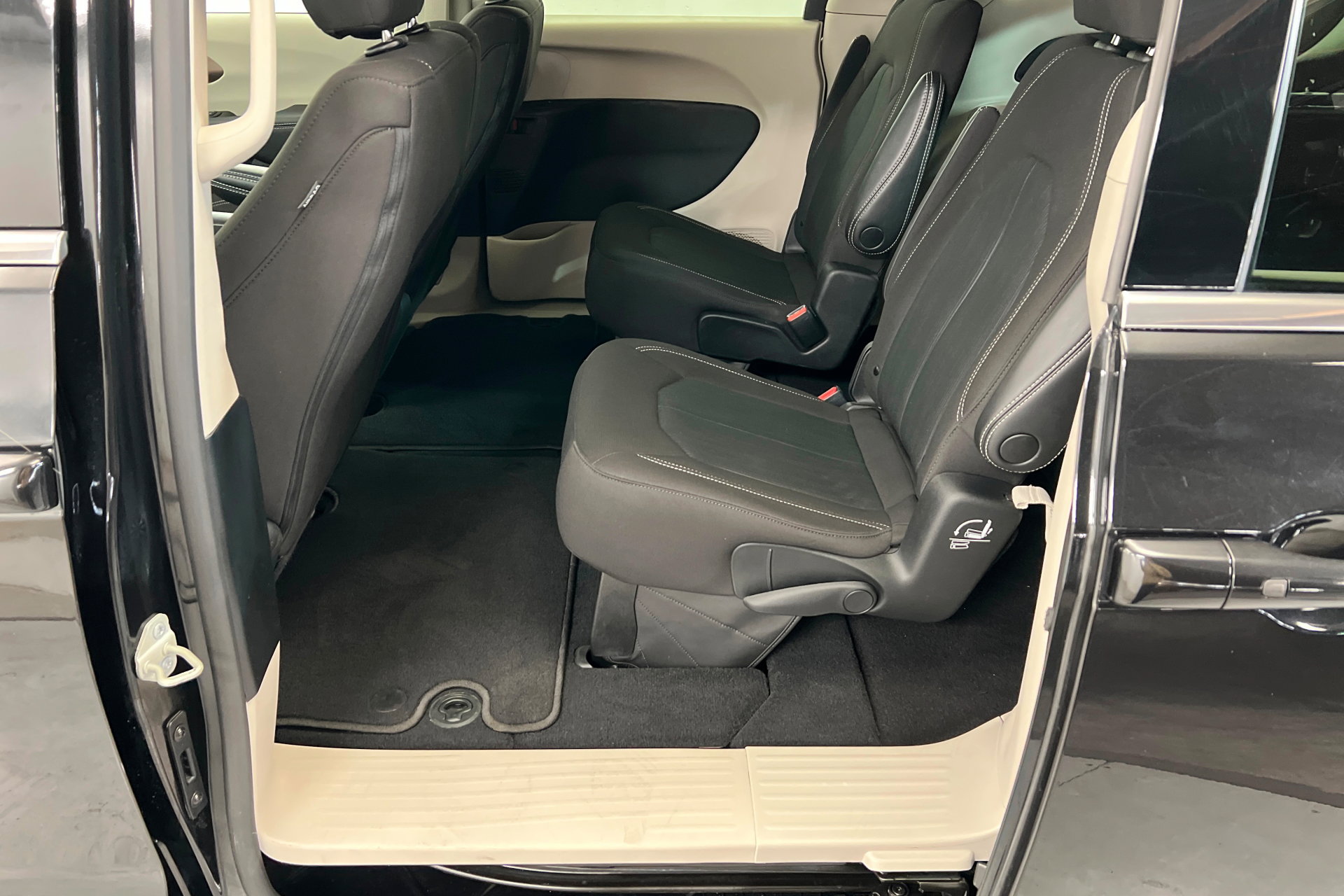 Certified 2023 Chrysler Voyager LX image 20