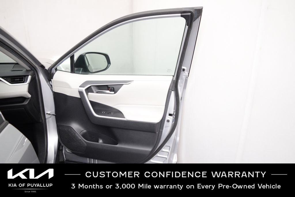 Used 2021 Toyota RAV4 XLE w/ XLE Grade Weather Package AWD/4WD image 15
