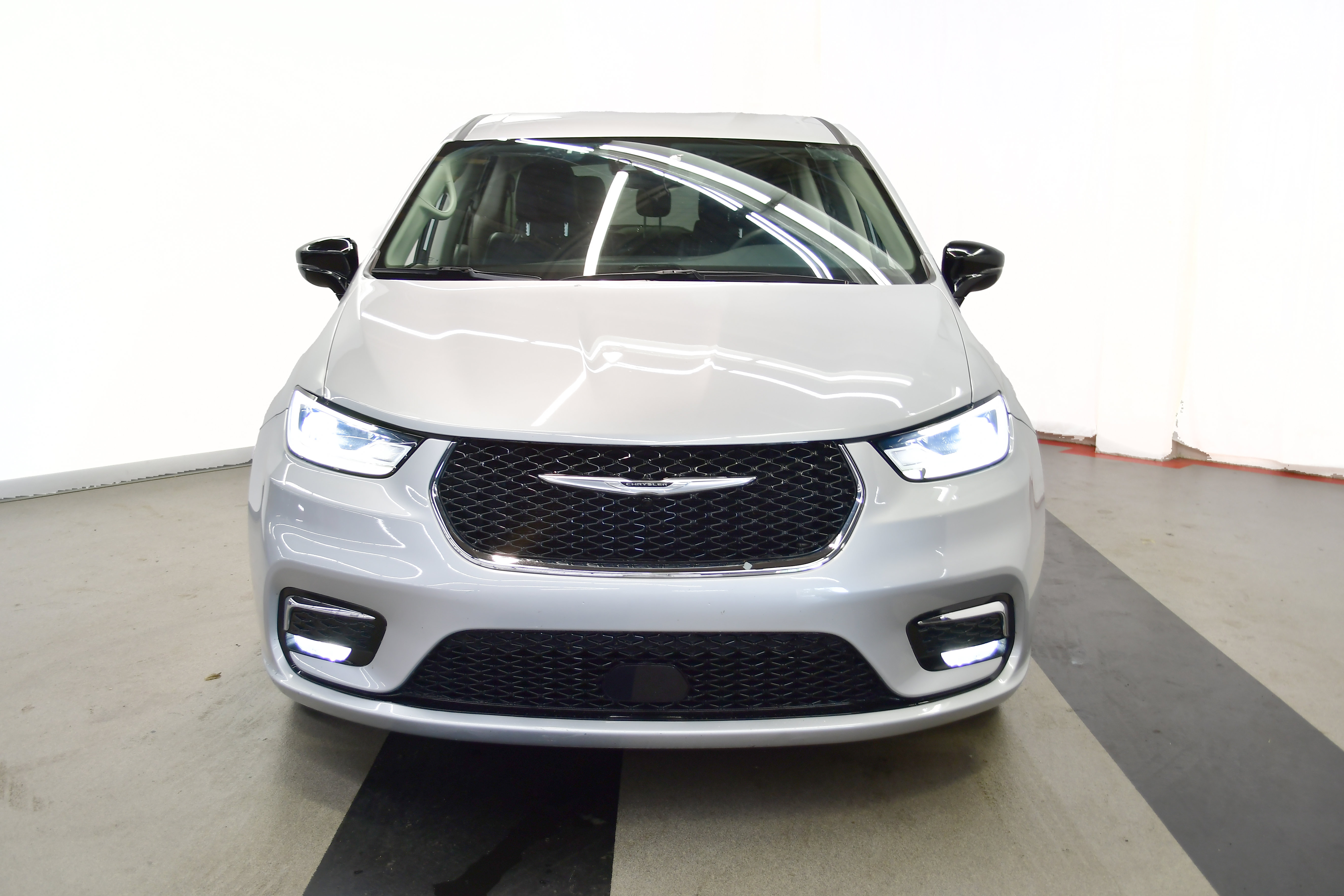 Used 2024 Chrysler Pacifica Touring-L FWD image 3