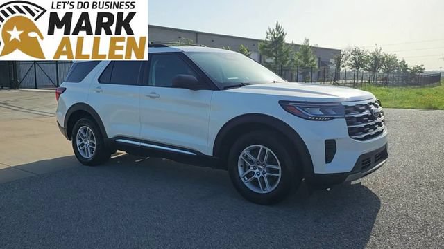 Used 2025 Ford Explorer Active AWD/4WD image 2