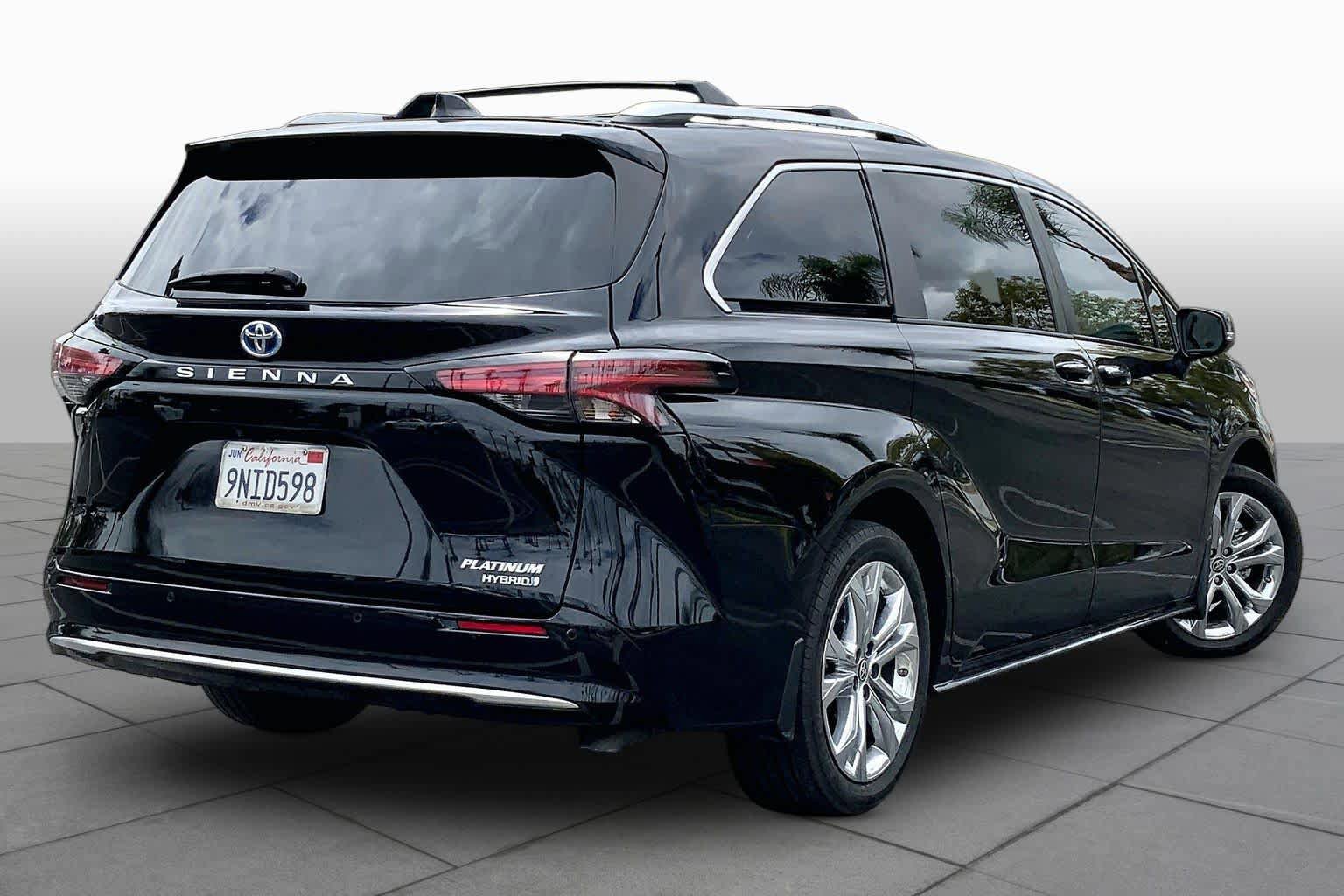 Certified 2024 Toyota Sienna Platinum FWD image 12