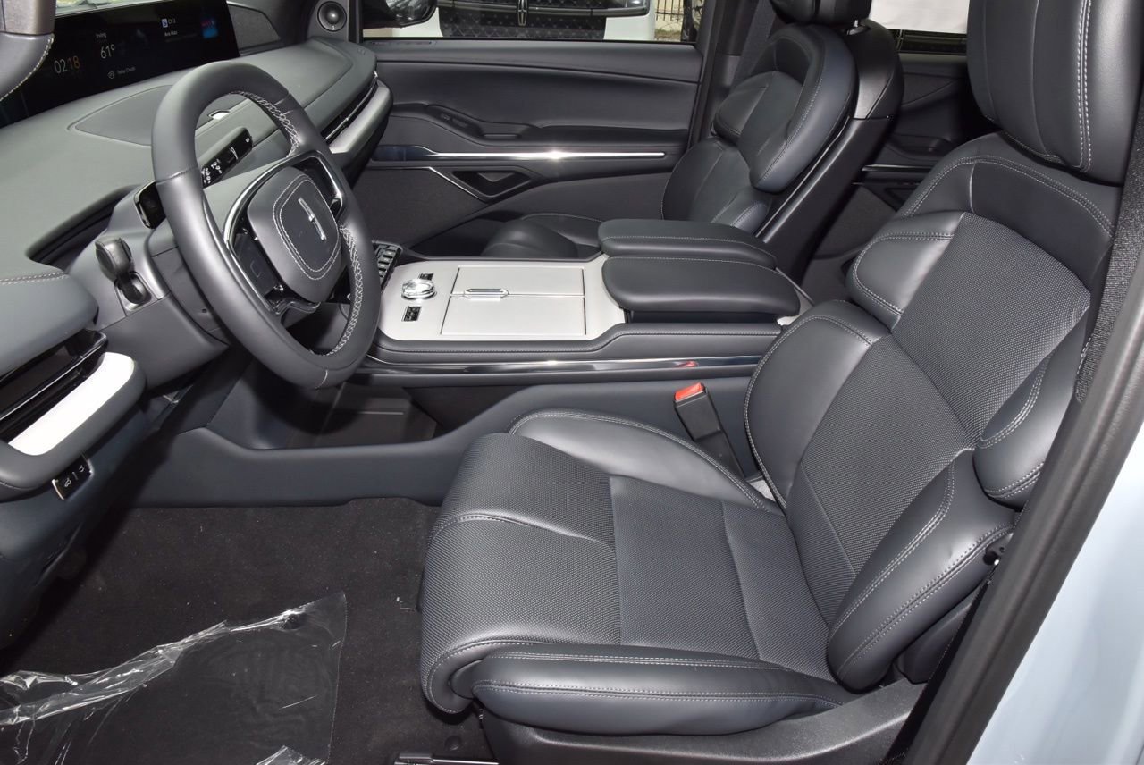 New 2026 Lincoln Navigator Reserve AWD/4WD image 13