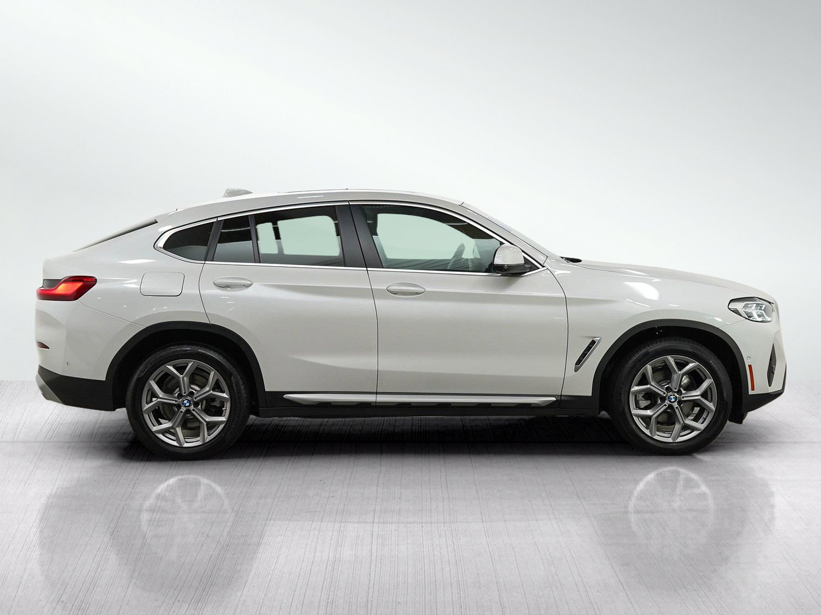 Used 2024 BMW X4 xDrive30i w/ Parking Assistance Package AWD/4WD image 6