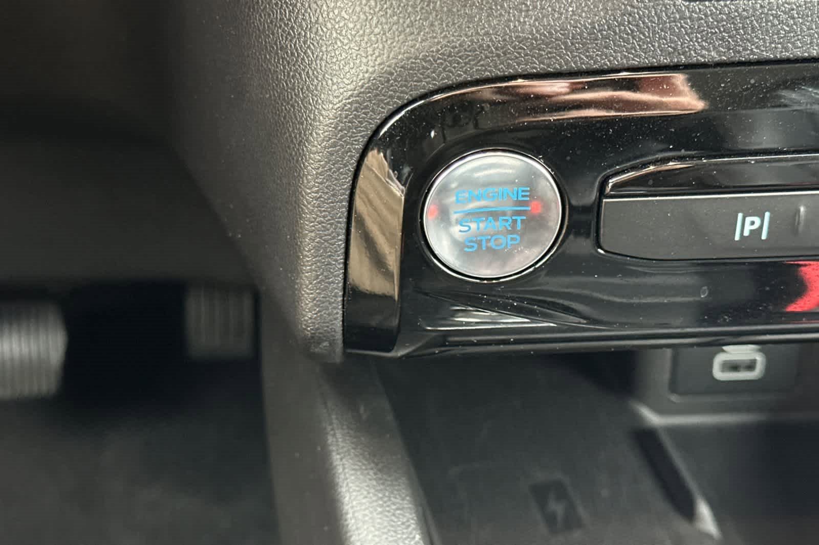 Certified 2025 Ford Escape SE w/ PHEV Premium Package image 23