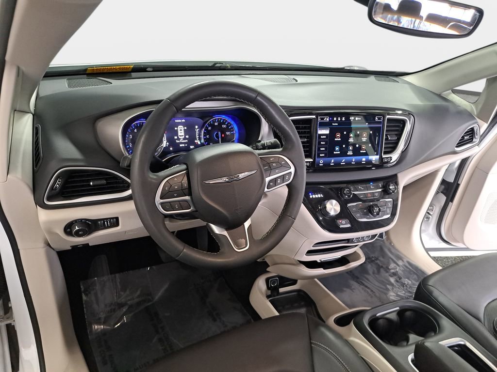 Used 2024 Chrysler Pacifica Touring-L image 19
