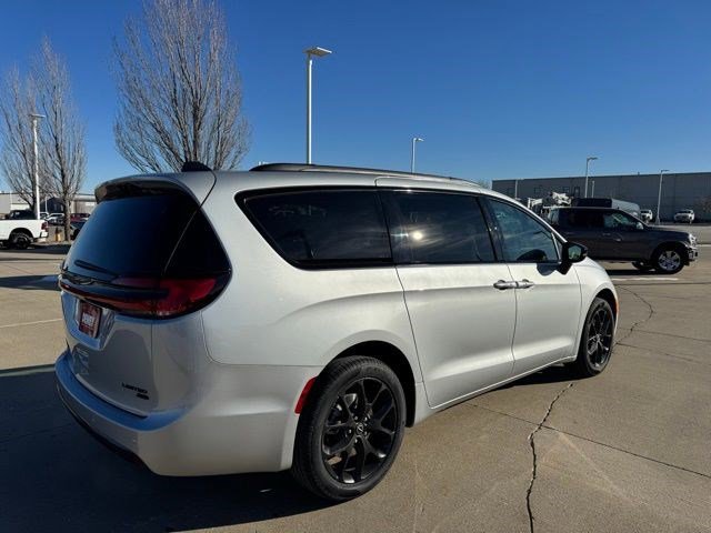 New 2026 Chrysler Pacifica Limited w/ S Appearance Package image 7