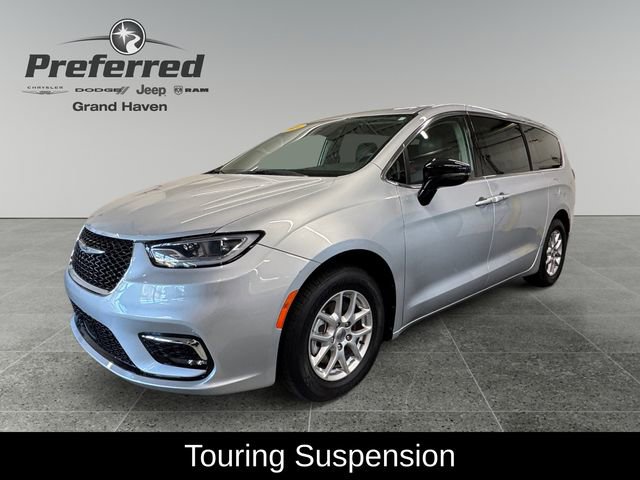 Used 2024 Chrysler Pacifica Touring-L image 10