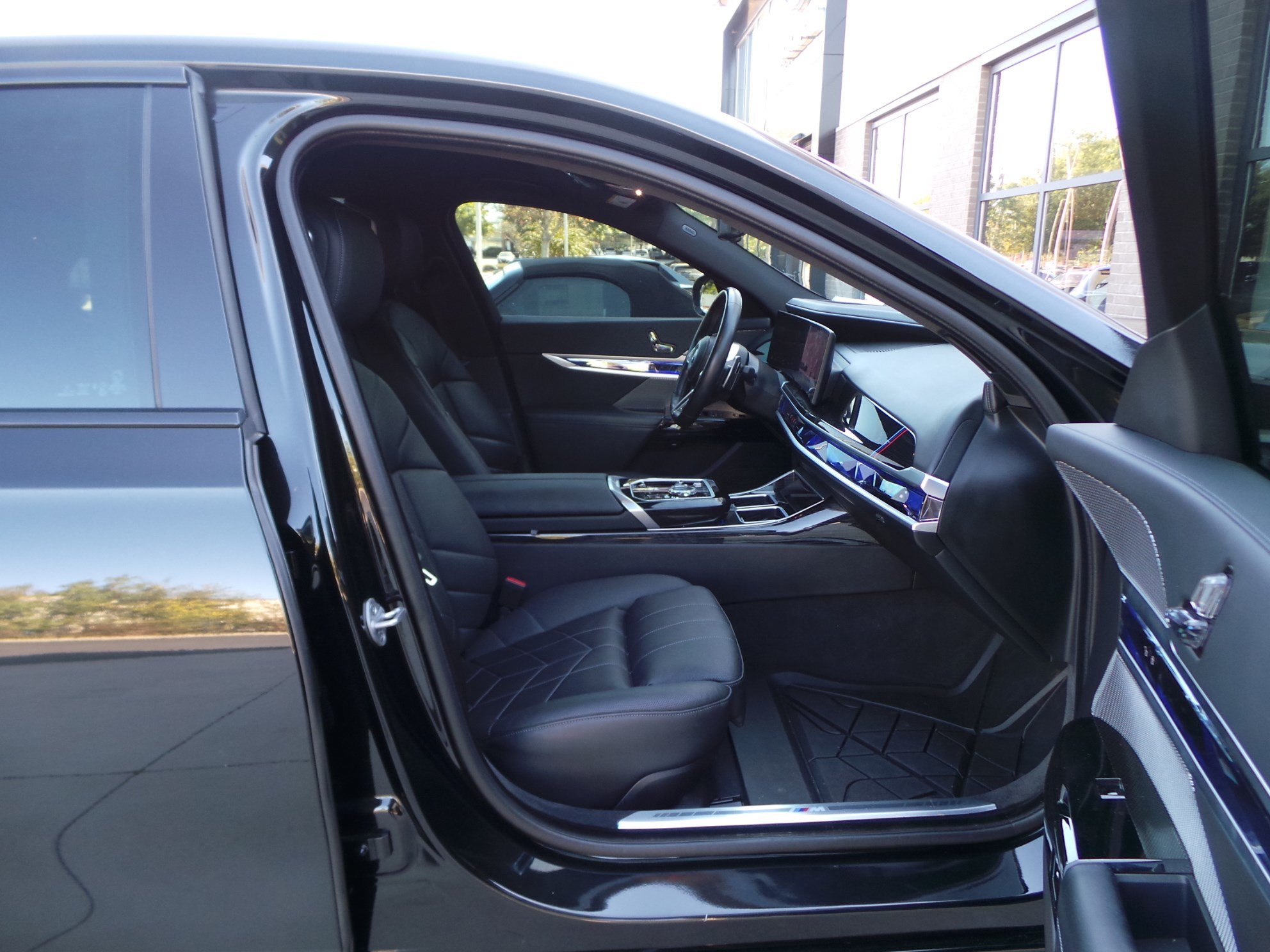 Used 2024 BMW 750e xDrive w/ Executive Package AWD/4WD image 17