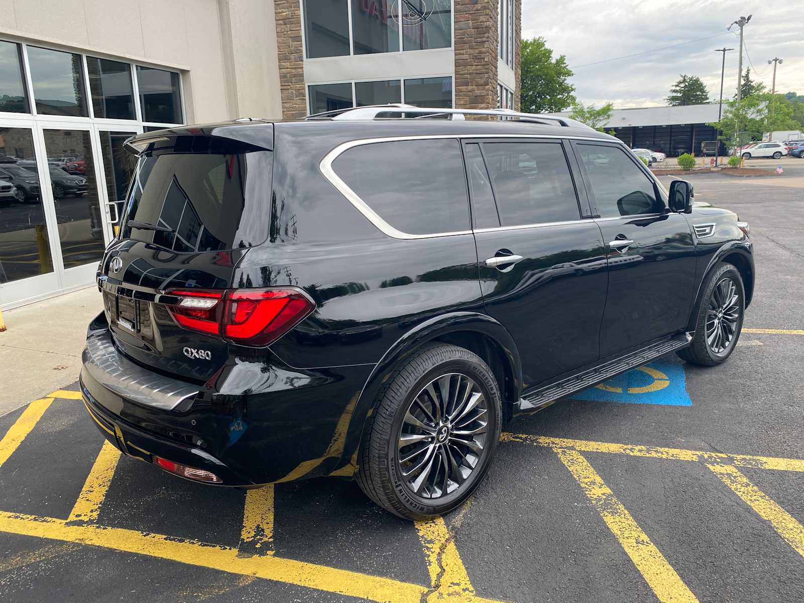 Used 2021 INFINITI QX80 Premium Select w/ Cargo Package AWD/4WD image 4