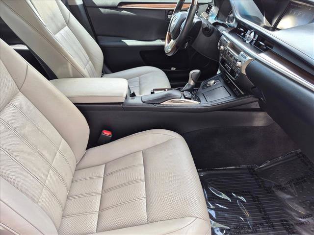 Used 2016 Lexus ES 350 w/ Luxury Package w/Wood Trim FWD image 19