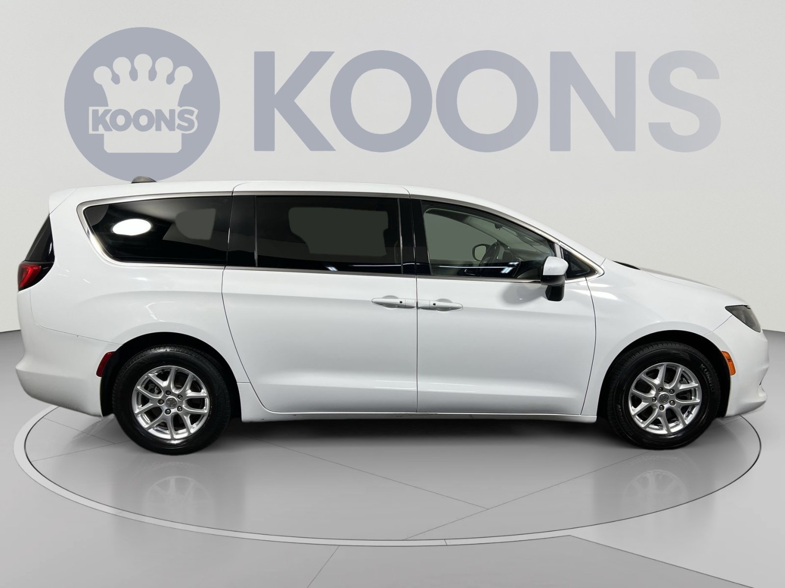 Used 2022 Chrysler Voyager LX FWD image 12