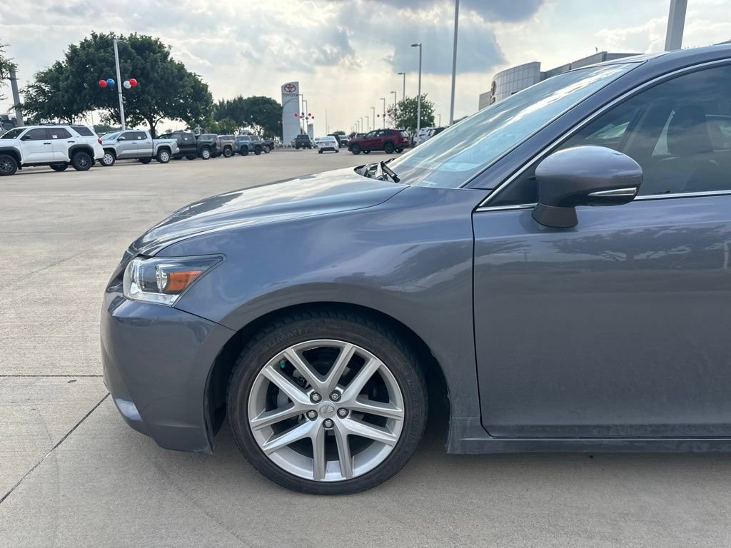 Used 2017 Lexus CT 200h w/ Accessory Package 2 FWD image 2