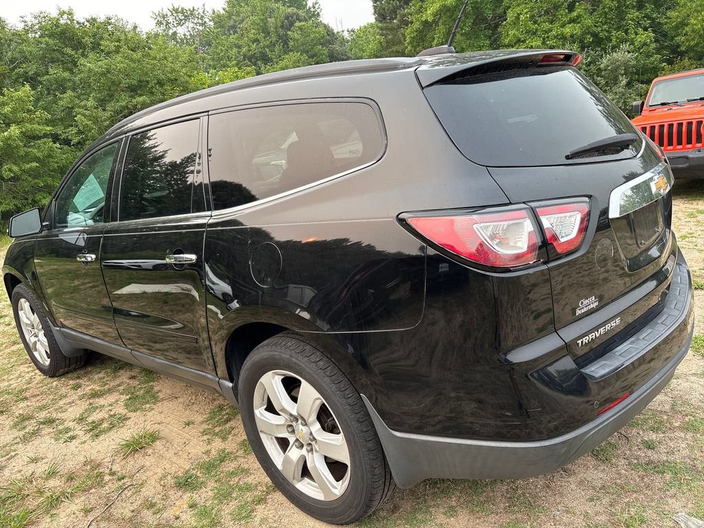 Used 2017 Chevrolet Traverse LT w/ Style and Technology Package FWD image 4