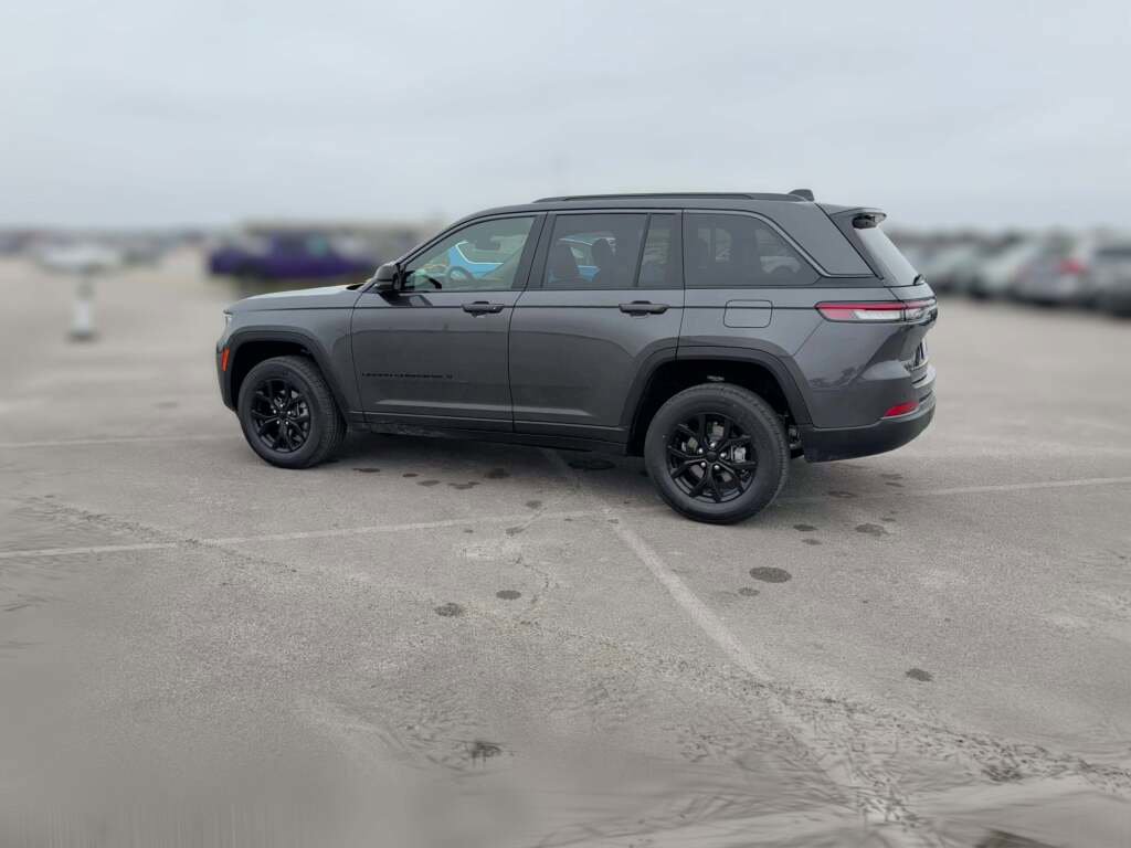 New 2026 Jeep Grand Cherokee Altitude image 7