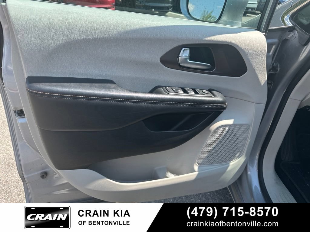 Used 2017 Chrysler Pacifica Touring-L FWD image 13