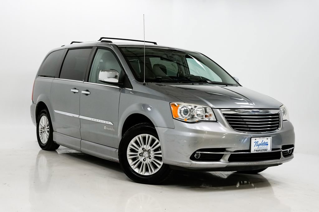 Used 2013 Chrysler Town & Country Limited image 8