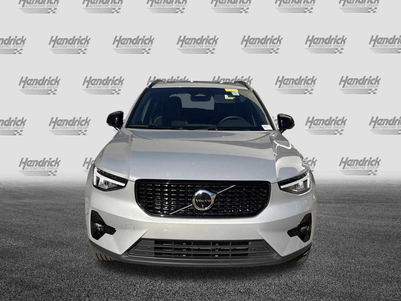 Certified 2025 Volvo XC40 B5 Plus image 3
