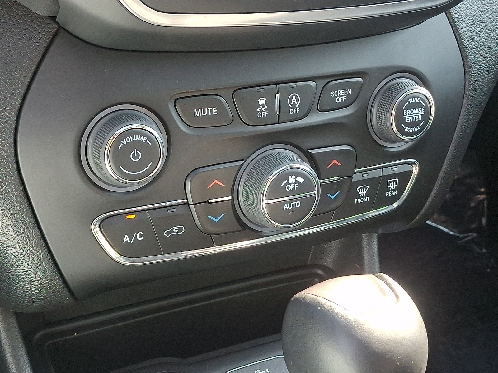 Used 2022 Jeep Cherokee Latitude Lux w/ Sun & Sound Group AWD/4WD image 15