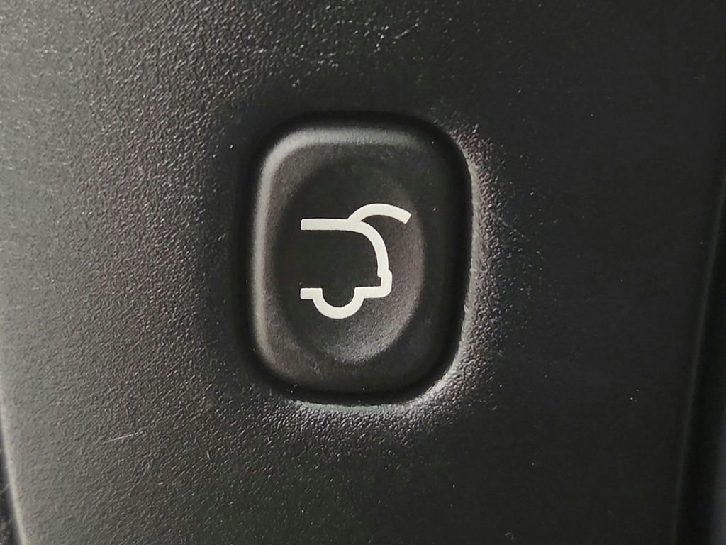 Used 2018 Jeep Cherokee Limited w/ High Altitude Package image 30