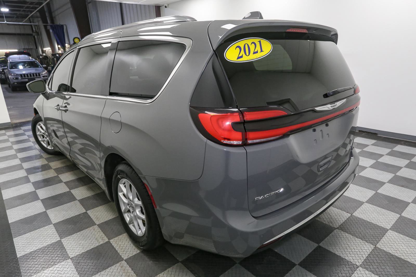 Used 2021 Chrysler Pacifica Touring-L image 10