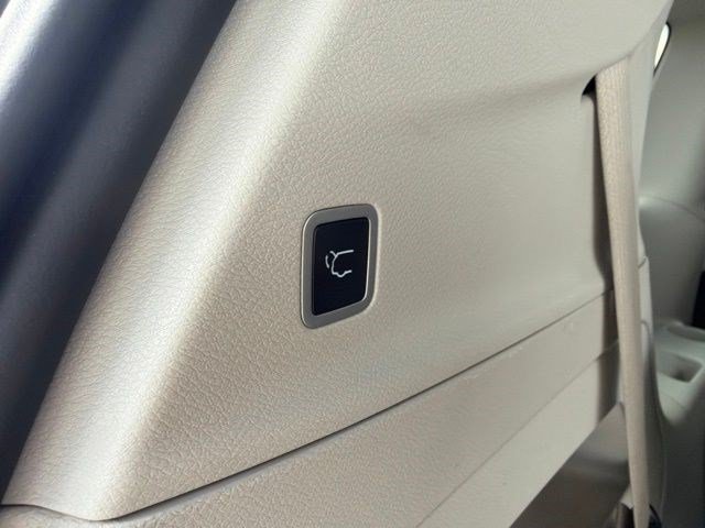 Used 2023 Chrysler Pacifica Touring-L FWD image 18