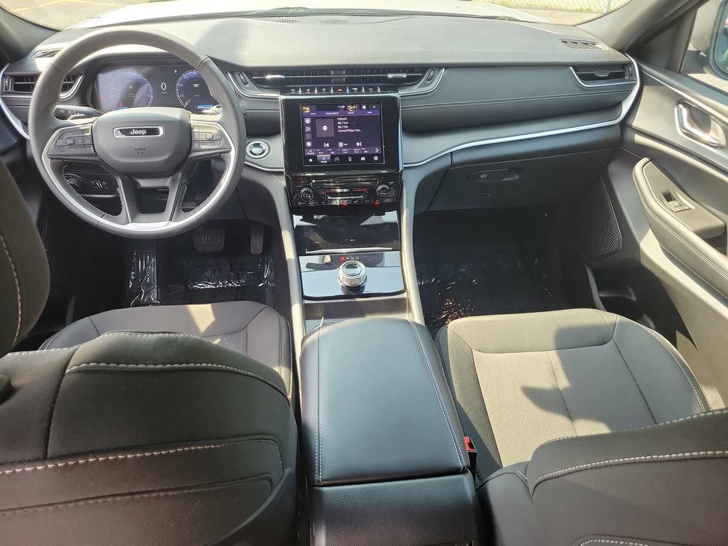 Certified 2025 Jeep Grand Cherokee Laredo AWD/4WD image 12