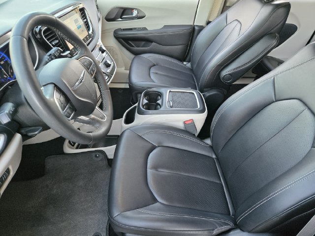 Used 2024 Chrysler Pacifica Touring-L FWD image 13