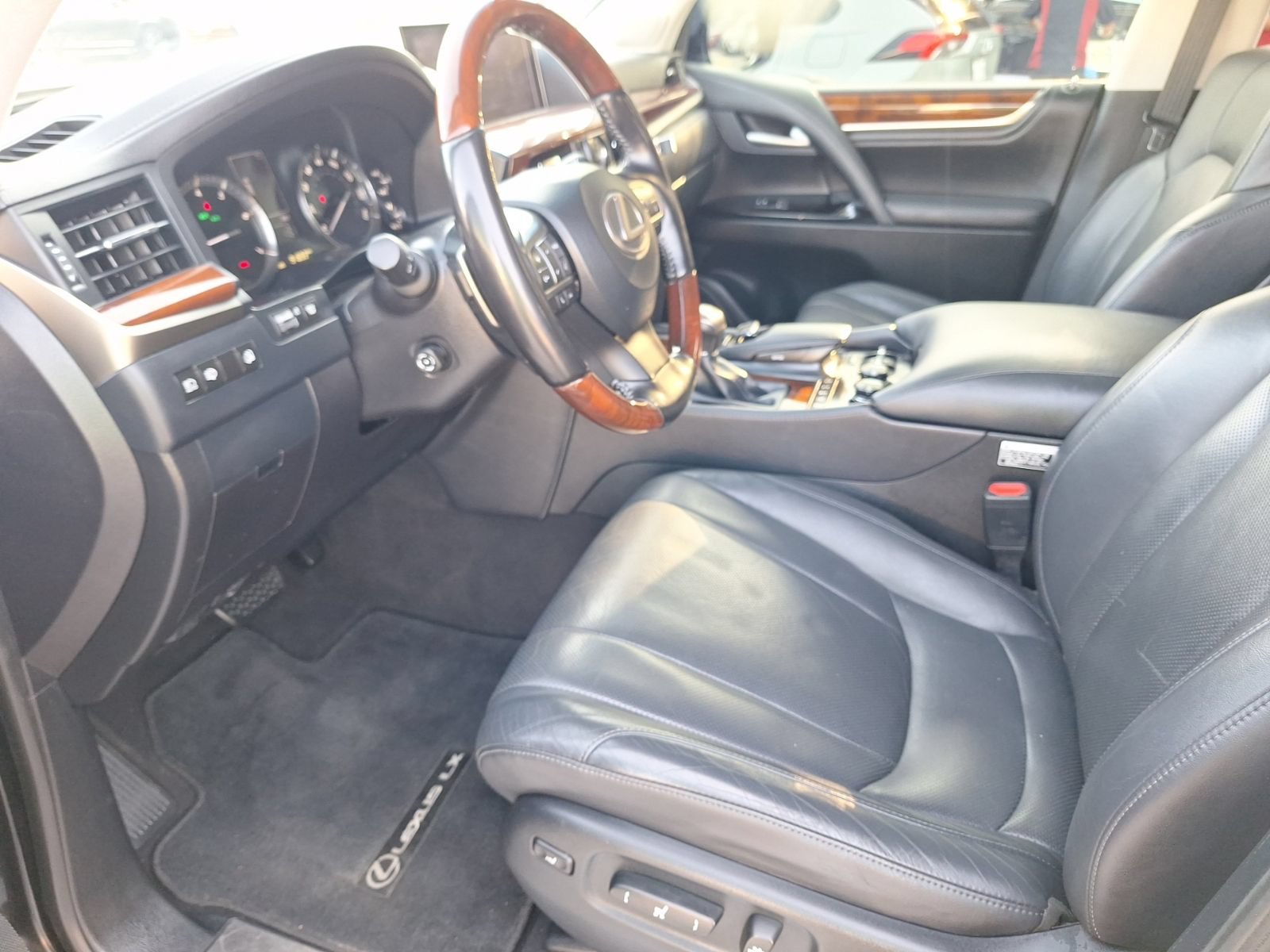 Used 2021 Lexus LX 570 4WD w/ Luxury Package image 14