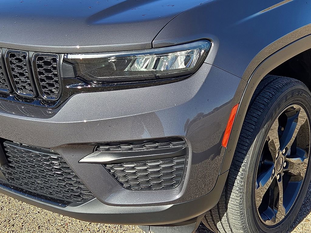 Used 2023 Jeep Grand Cherokee Altitude image 10