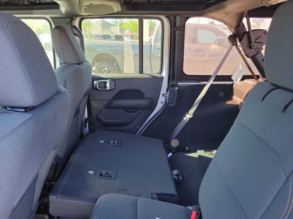 Used 2024 Jeep Wrangler Sahara image 27