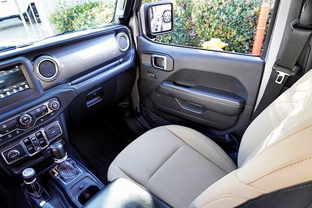 Used 2018 Jeep Wrangler Unlimited Sahara image 25