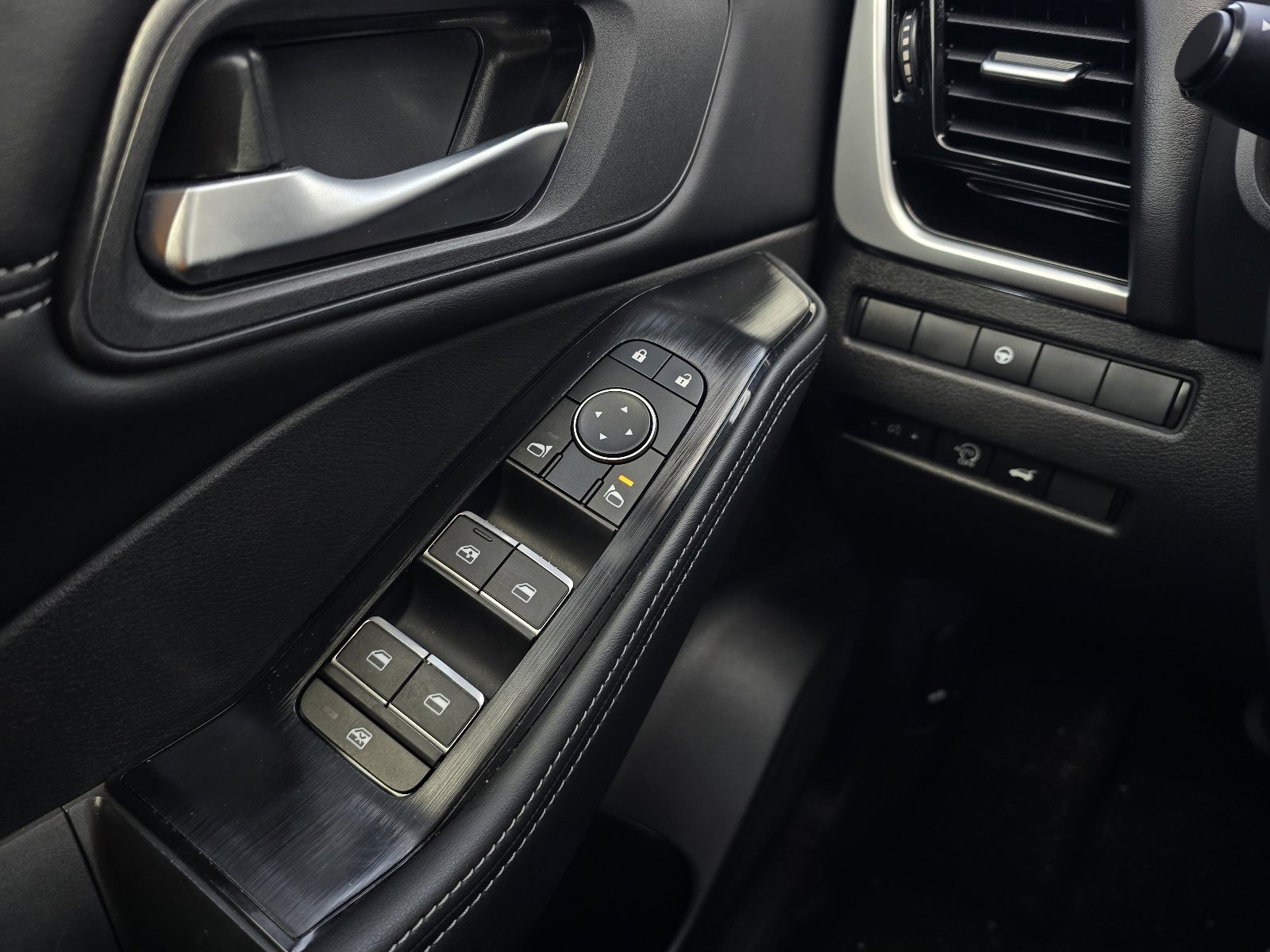 Used 2025 Nissan Rogue SL image 22