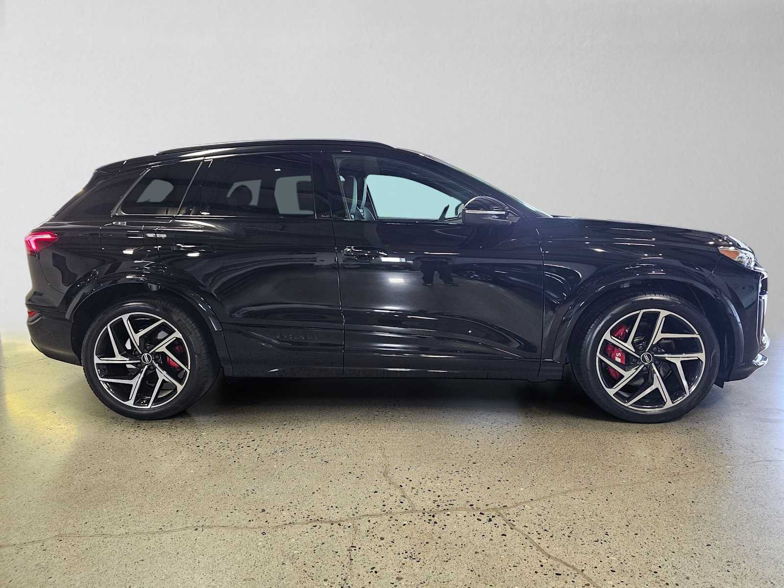 Used 2025 Audi SQ6 e-tron Prestige AWD/4WD image 2