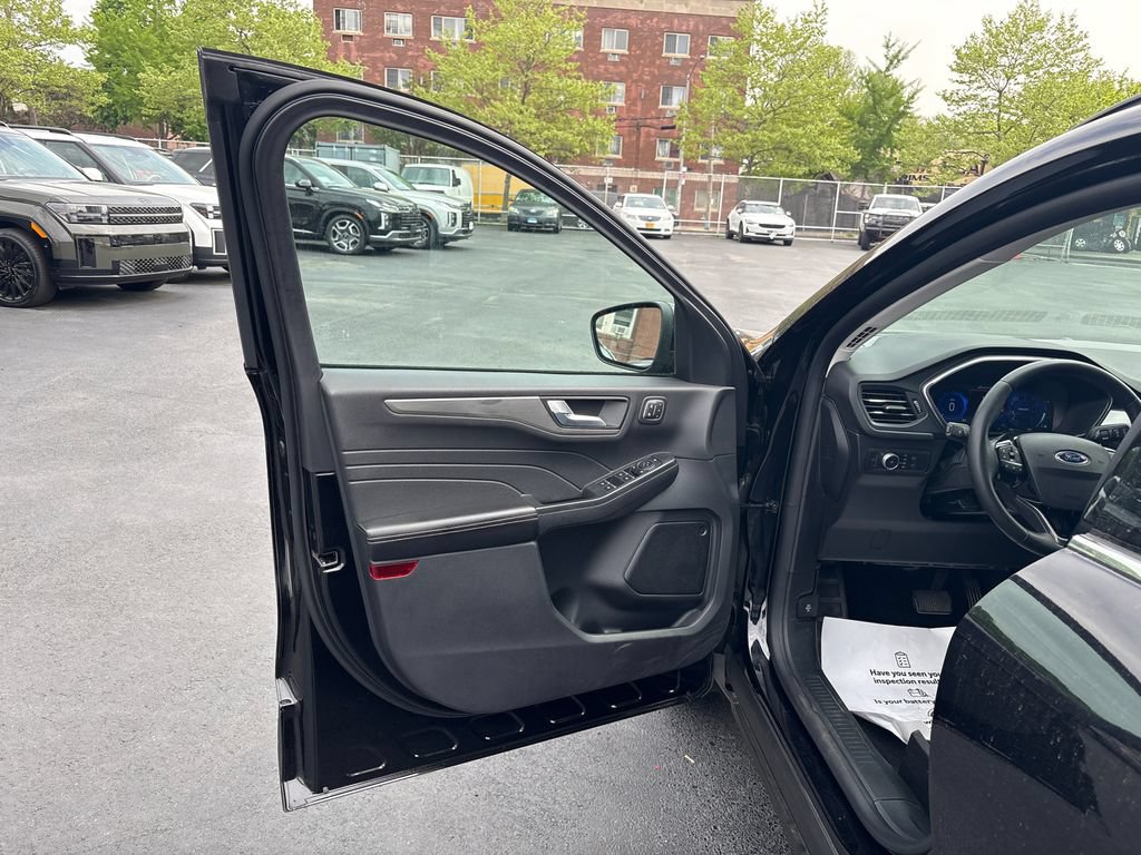Used 2022 Ford Escape Titanium AWD/4WD image 11