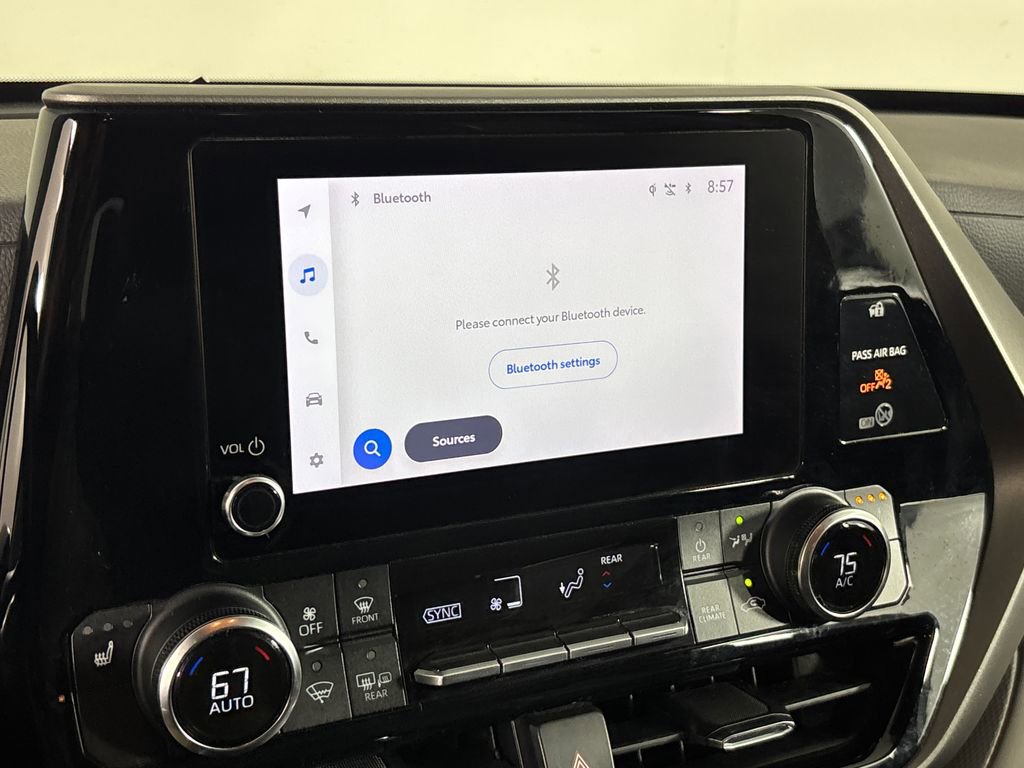 Used 2023 Toyota Highlander XLE image 19