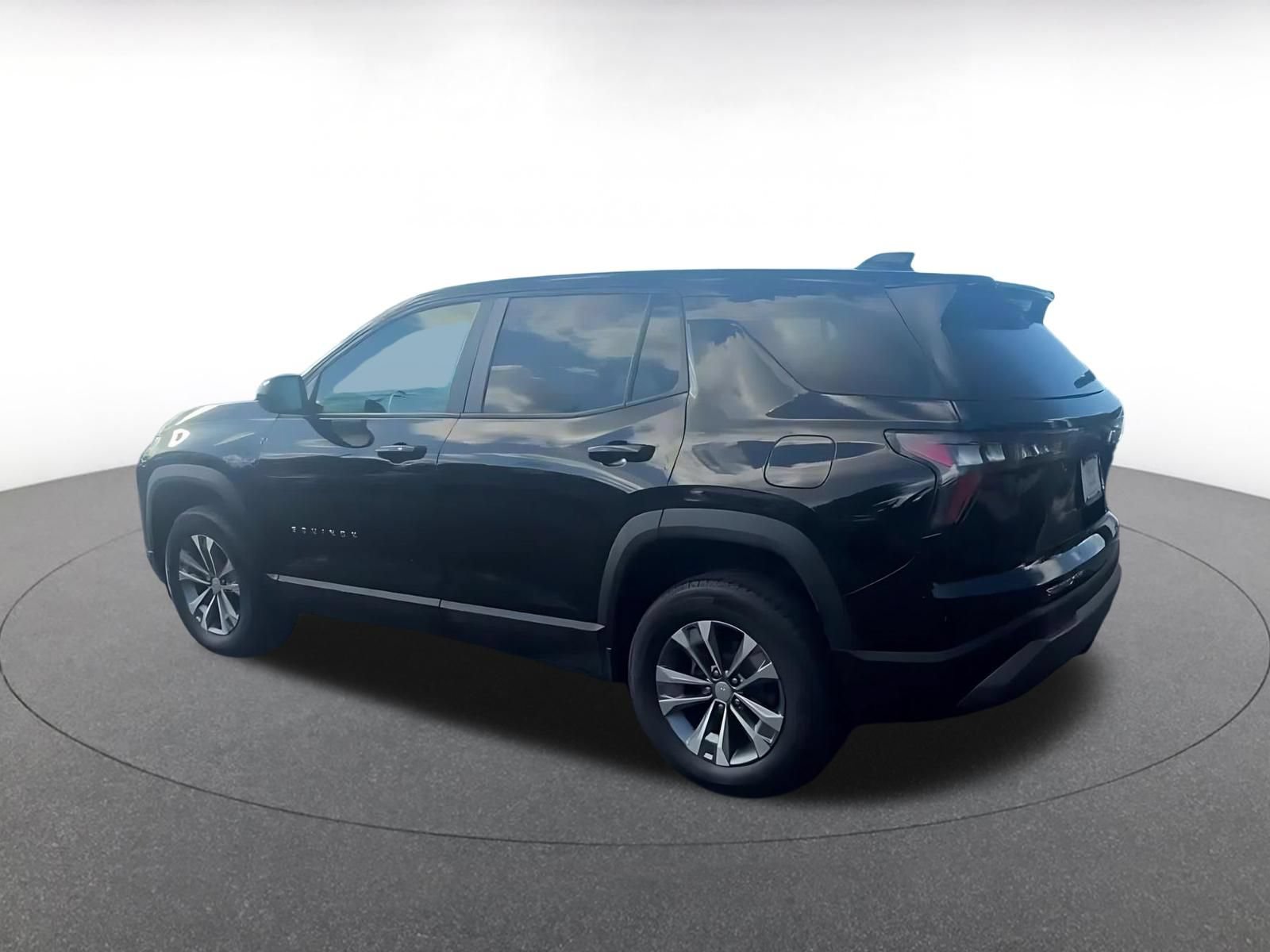 Used 2025 Chevrolet Equinox LT AWD/4WD image 9
