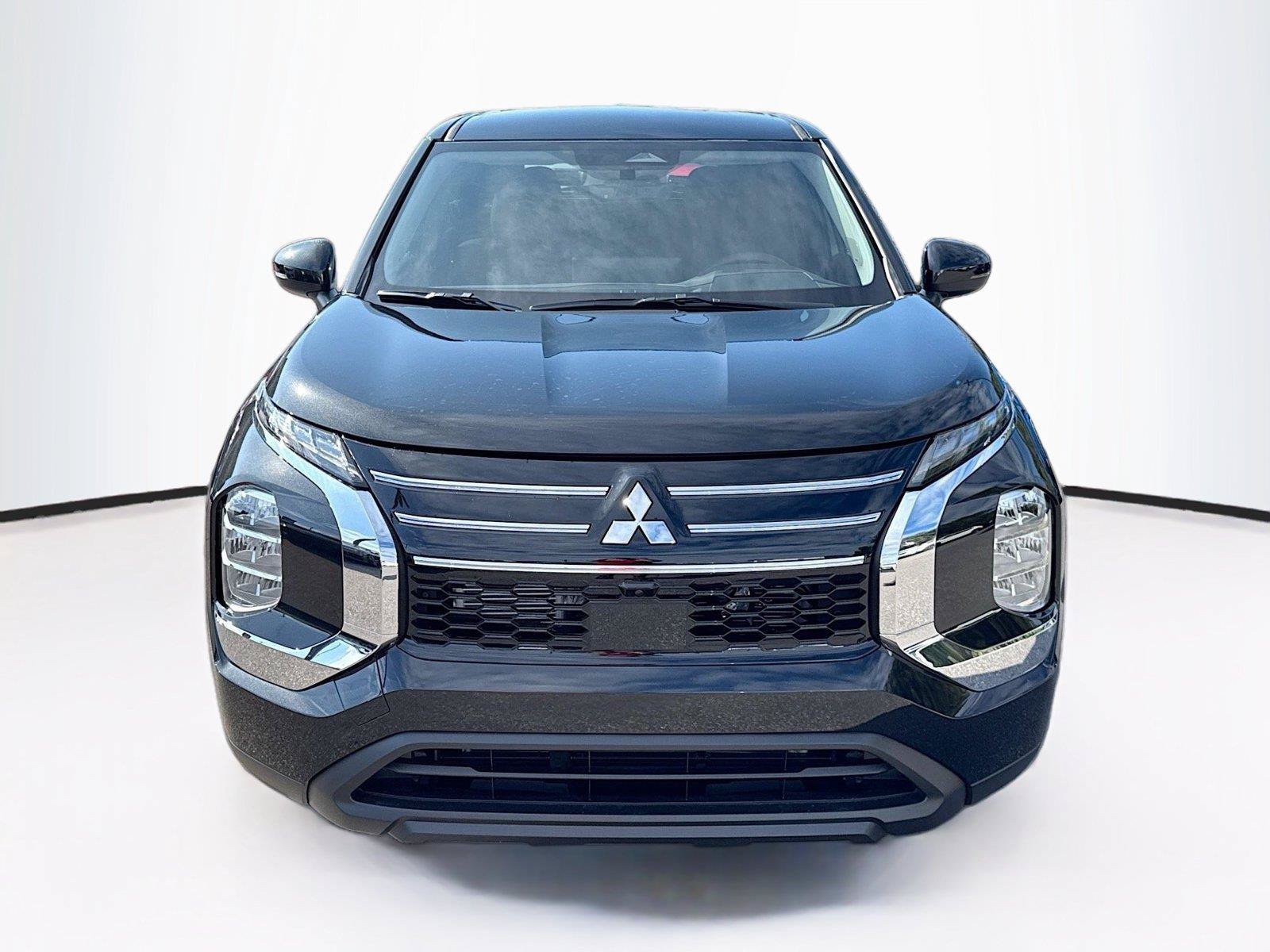 Used 2026 Mitsubishi Outlander ES FWD image 2