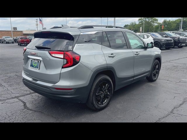 Used 2024 GMC Terrain SLE w/ Driver Convenience Package FWD image 8