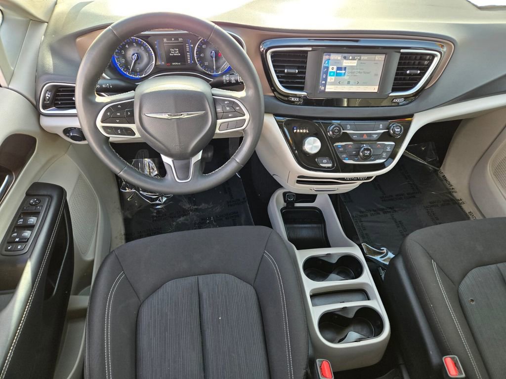Used 2023 Chrysler Voyager LX image 12