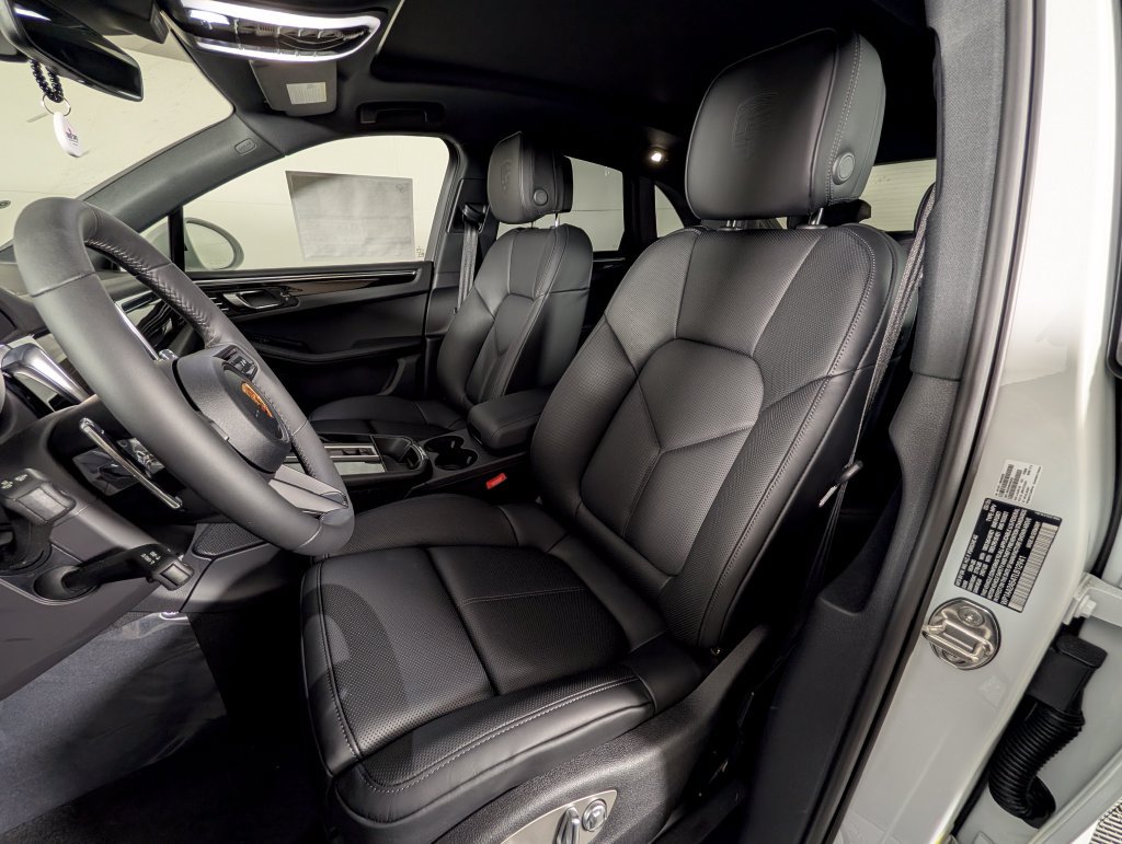 New 2026 Porsche Macan AWD/4WD image 5
