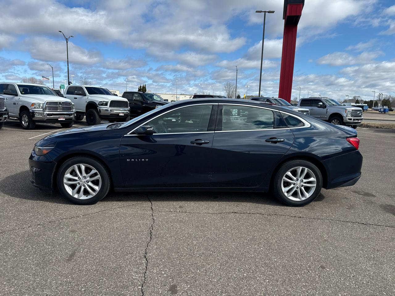 Used 2017 Chevrolet Malibu LT image 2