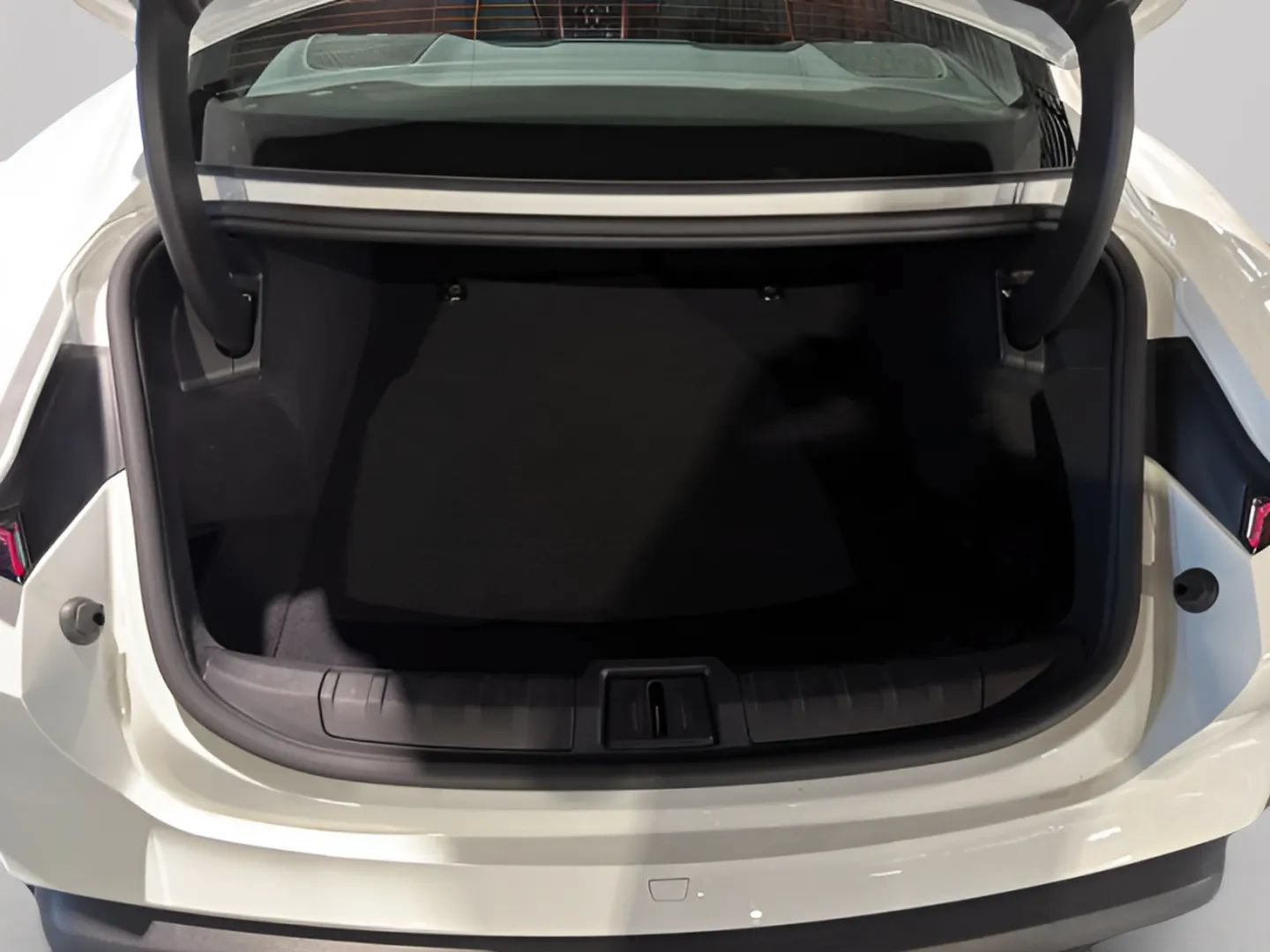 Used 2022 Porsche Taycan RWD image 18