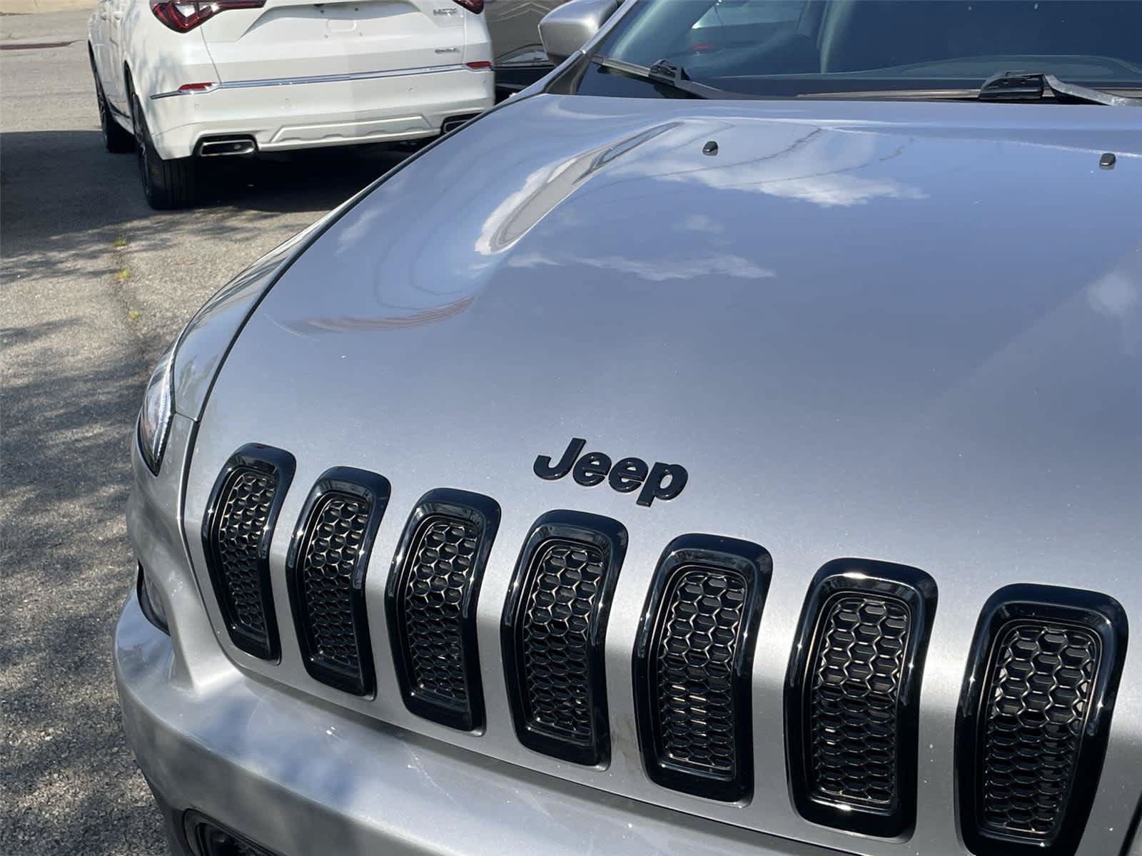 Used 2018 Jeep Cherokee Latitude w/ Altitude Package AWD/4WD image 10