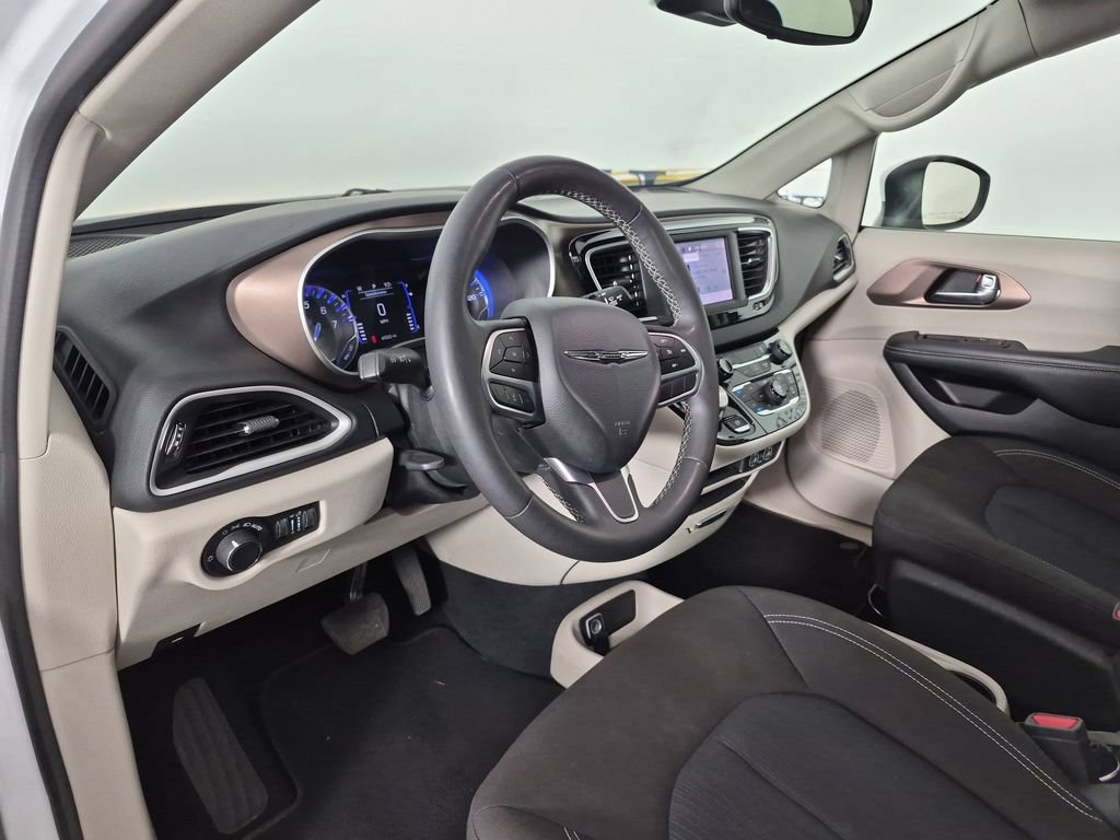 Used 2023 Chrysler Voyager LX FWD image 18